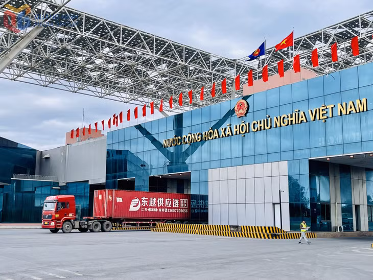 Import and export activities at the Bac Luan II Bridge area (Mong Cai 1 Ward).