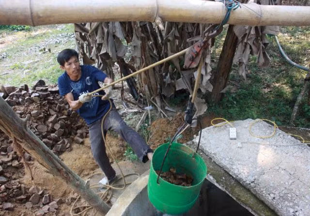 A local resident in Trà Bình Commune, Trà Bồng District in the central province of Quảng Ngãi dredges a well to find water for household use. — VNA/VNS Photo Vĩnh Trọng