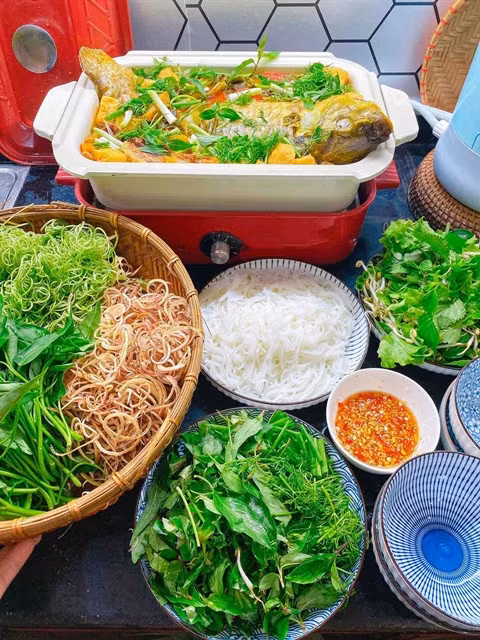 An attractive tray of 'cá chép om dưa'. — Photo banhran.vn