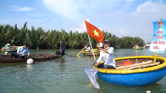 CORACLE: Locals participate in collecting waste in river water in Hội An. Photo hoianrt.vn