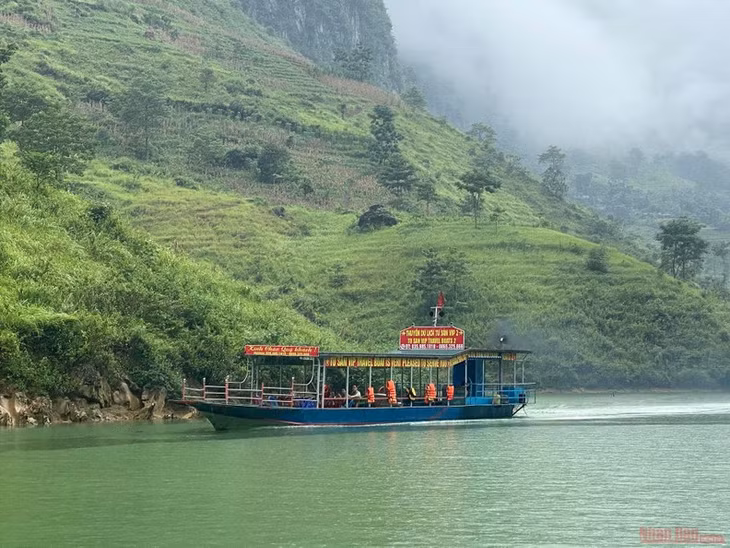 Boat tours on Nho Que River often last about 1.5 hours.