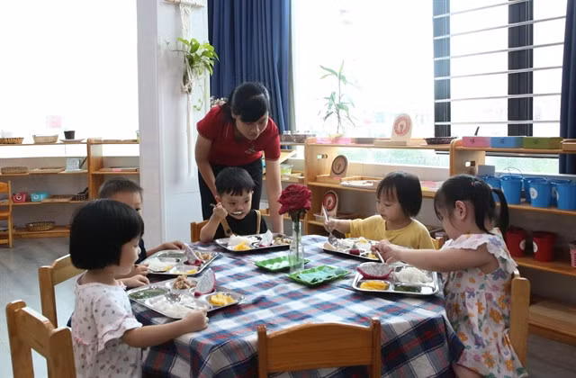 The Sao Mai Kindergarten in Bắc Ninh City, the northern province of Bắc Ninh ensures food safety for students’ lunch. — VNA/VNS Photo Thanh Thương