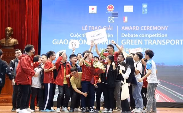 Students congratulate the winners at the event. Photo courtesy of the organisers