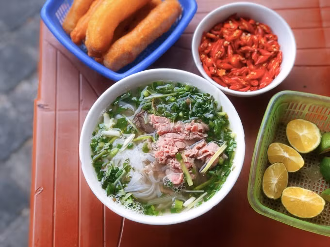A bowl of pho with eye round steak at Pho Duong Tau. Photo by VnExpress