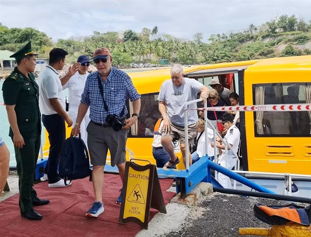 Foreign tourists on an international cruise docking at the coastal city of Nha Trang, Khánh Hoà Province, come on the mainland for sightseeing in March 2023. — VNA/VNS Photo