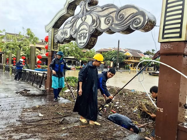 CLEAN UP: Solid waste has placed a huge pressure on the ecological landscape of Hội An in recent years. Photo baoquangnam.vn