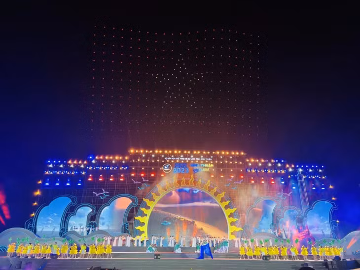 A hundred flying drones gather to make a Việt Nam flag at the ceremony. — Photo courtesy of the organiser