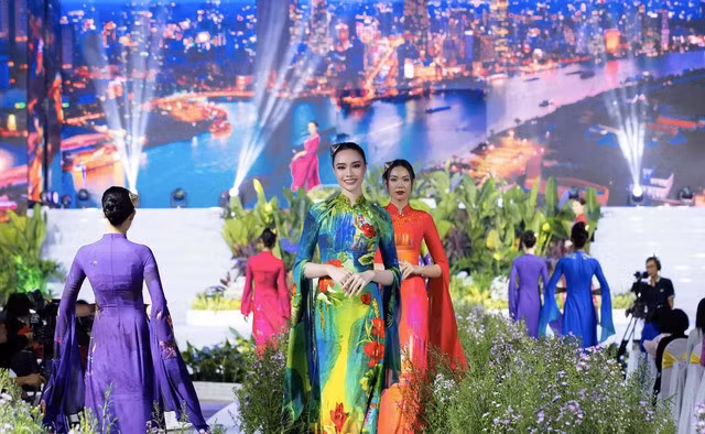 The sight of the city on the Sài Gòn River inspired the 'Ngọc Viễn Đông' (Pearl of the Far East) collection. — Photo courtesy of HCM City Áo Dài Festival
