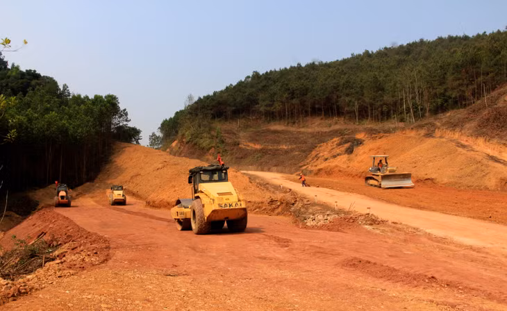 Trên toàn công trường hiện đang bố trí 10 mũi thi công phát quang thực bì, đào đắp nền đường, với khối lượng đào đắp cân bằng đạt 22%. Ảnh: Mạnh Trường