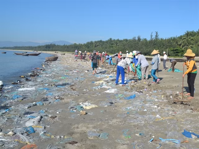 BEACHCOMBERS: Women, particularly those doing the job as waste collectors, play a vital role in improving the environment of Hôi An City. Photo baoquangnam.vn