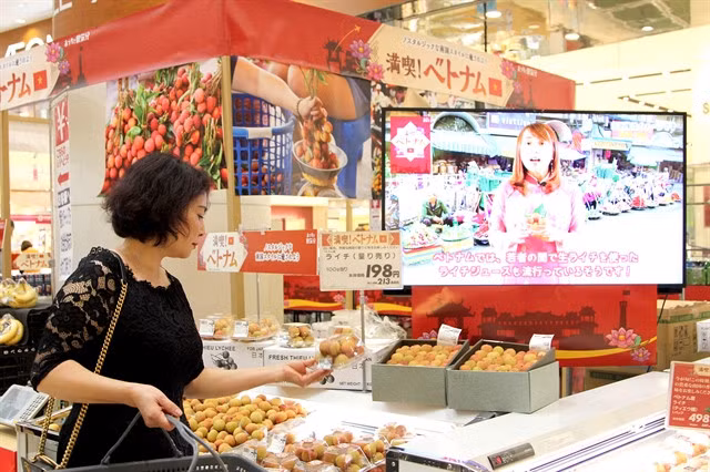 Vietnamese lychee on shelves of an AEON supermarket in Japan. Exporting goods through overseas distribution systems was strongly deployed last year. VNA/VNS Photo Đào Thanh Tùng