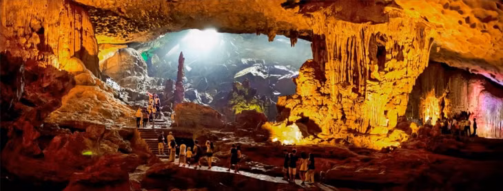 Sung Sot cave is likened to a cave of wonders.