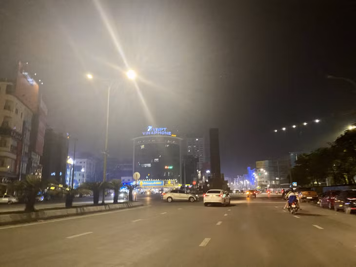 The famous clock pole in the centre of Ha Long city
