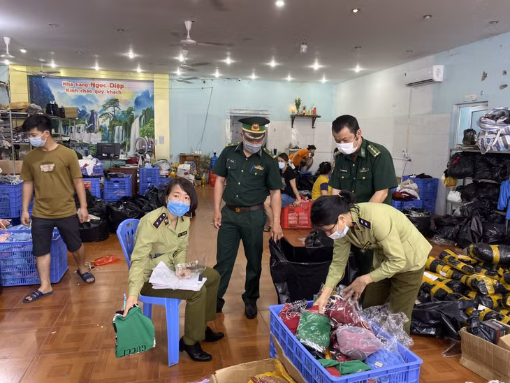 Market managing force detected smuggling goods in Cam Pha city.