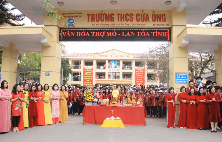 Teachers and students wait for the procession to pass by. This is a great chance for them to show their respect to preceding generations and national heroes.