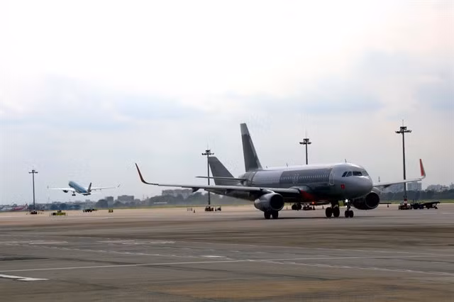 An airplane lands in Tân Sơn Nhất International Airport in Hồ Chí Minh City. VNA/VNS Photo