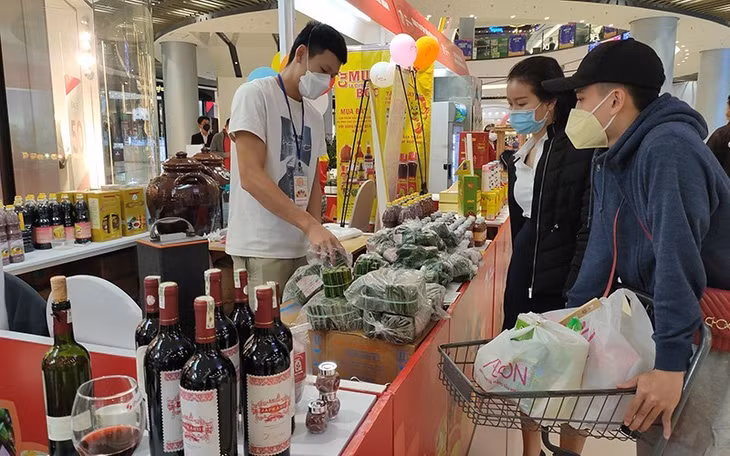 Consumers shopping at a supermarket (Photo: BAO MINH)