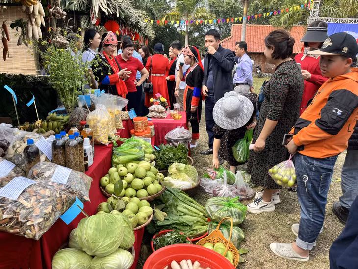 A small market sold various locally-produced goods.
