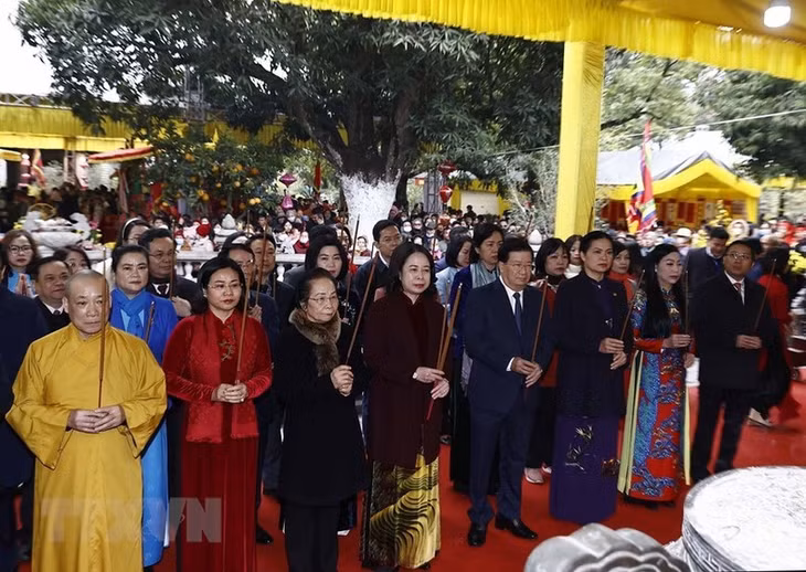 Acting President Vo Thi Anh Xuan and other delegates offer incense at the Trung Sisters’ Temple. (Photo: VNA)