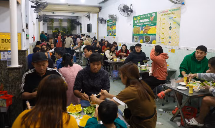 Banh xeo sizzles at 40-year-old eatery ảnh 1 Banh xeo sizzles at 40-year-old eatery