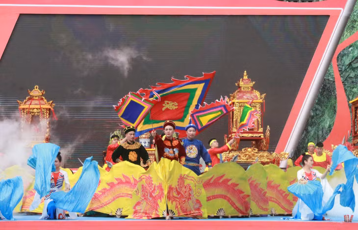 The performance "Sacred traces of relics" depicts the career of Hung Nhuong Vuong Tran Quoc Tang, the army and people under the Tran Dynasty.