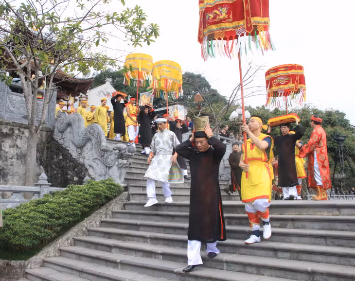 The procession ritual of Duc Ong and the gods from Thuong Temple.