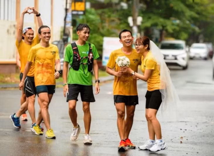 Trần Ngọc Linh finishing his 30km run to propose to his long-time girlfriend Huỳnh Thị Tuyết Châu. — Photo thanhnien.vn