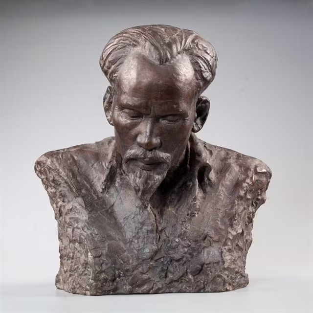 The bronze statue of President Hồ Chí Minh, cast by Nguyễn Thị Kim, the first and only female sculptor of the Indochina College of Fine Arts in 1946. Photo courtesy of the National Museum of History