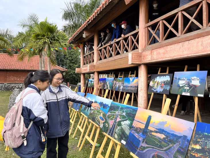 An exhibition on HaLong people and land