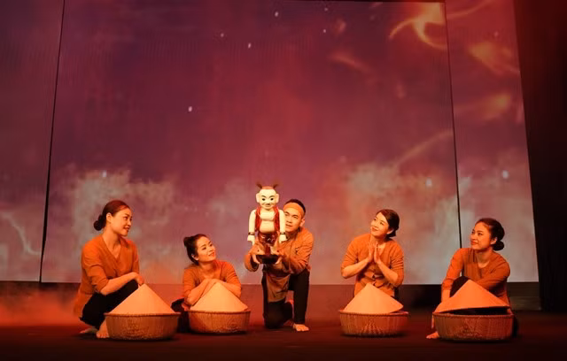 A scene in Mơ Rồng (Dream of Dragon). The performance is the only representative of the Asia-Pacific region to perform at the opening ceremony of the 36th World Theatre Congress in the United Arab Emirates. Photo courtesy of Việt Nam Puppet Theatre