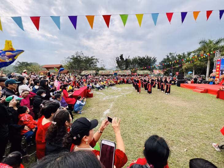 Traditional dance attracted lots of locals and tourists.