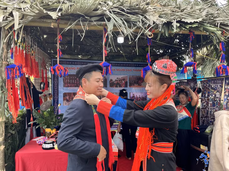 Many visitors find it exciting to wear Dao Thanh Y traditional costumes.
