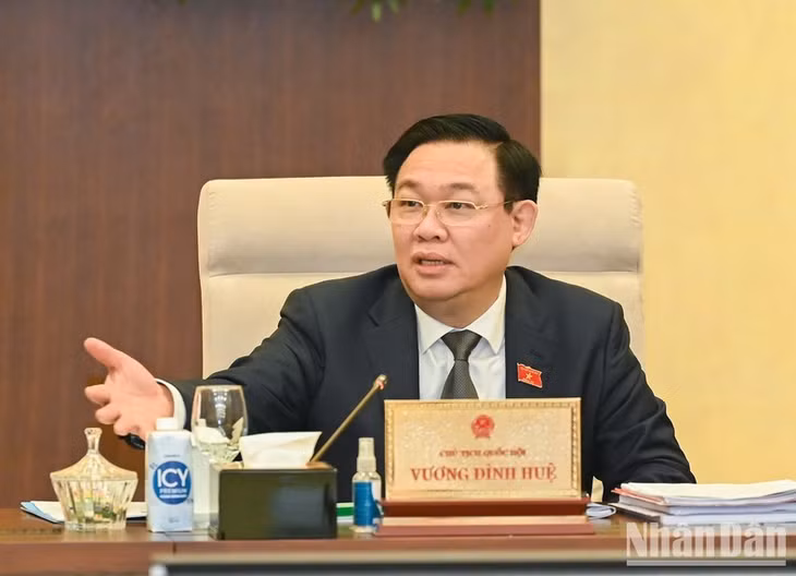 NA Chairman Vuong Dinh Hue speaks at the session. (Photo: NDO)