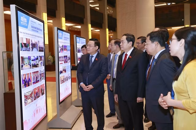National Assembly Chairman Vương Đình Huệ and delegates visit an exhibition of photos of the external activities of the National Assembly of Việt Nam. — VNA/VNS Photo Doãn Tấn