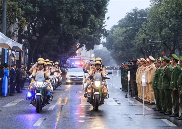 Police forces parade around Hoàn Kiếm Lake on motorbikes and in cars at the Traffic Safety Year 2023 ceremony on Thursday. VNA/VNS Photo Tuấn Anh