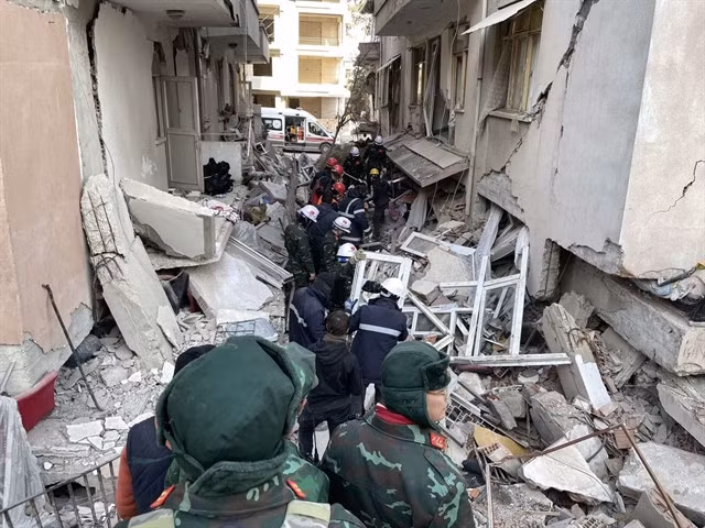 Vietnamese and local officers search in an area full of debris. — VNA/VNS Photo Văn Hiếu