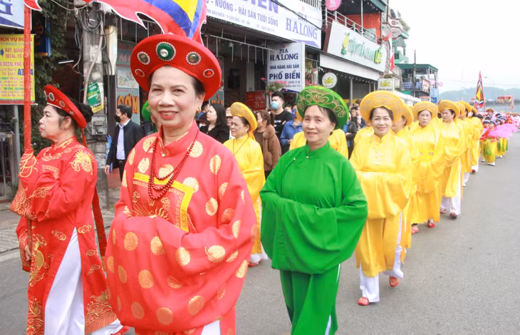 In pictures: Impressive Cua Ong temple festival ảnh 5