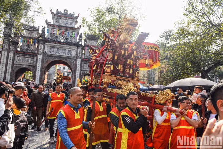 In addition to the cracker procession, the festival also features other folk games like wrestling, cock fighting, and Quan Ho love duet singing.