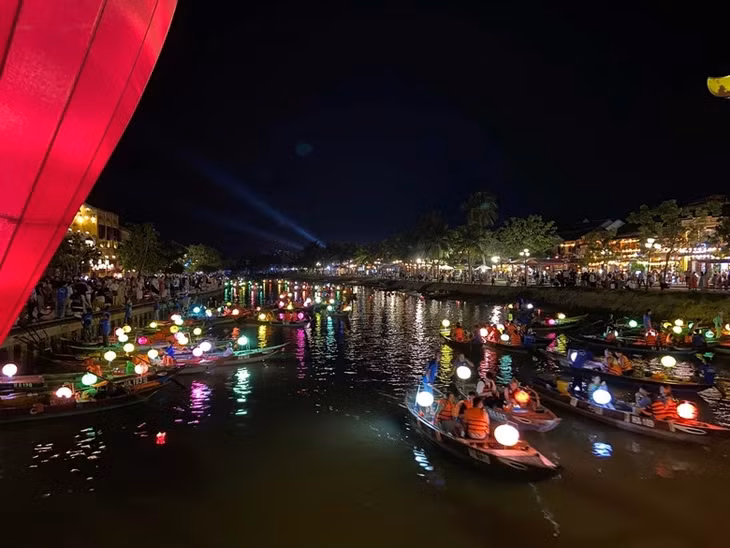 Tourists take a boat trip on Hoai River (Hoi An) in the evening. (Photo: CPV)