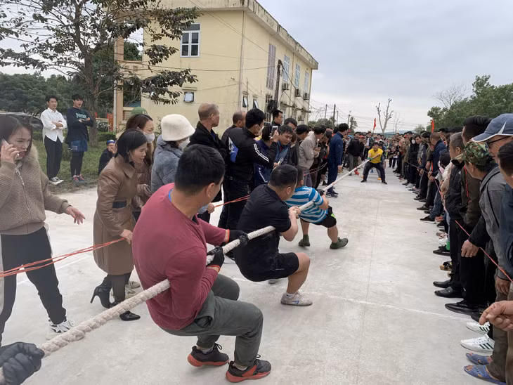 A tug-of-war competition