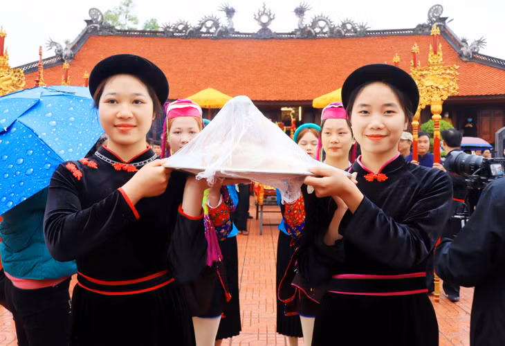 Local women look beatiful in their traditional costumes.