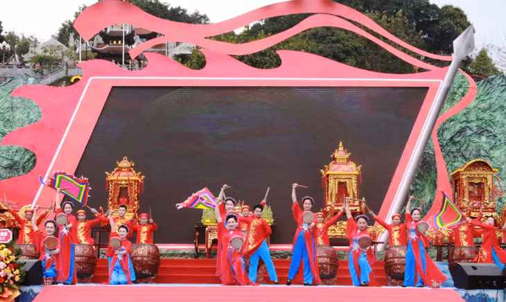 A drum performance kickstarts the ceremony.