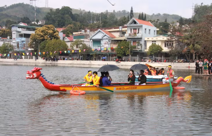 Locals and tourists enjoy "quan ho" (love duets), an art form of folk music, at Baza lake.