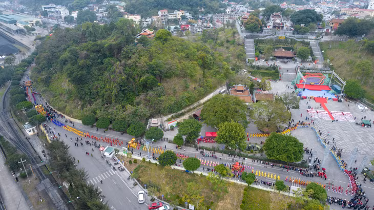 The procession attracting the participation of more than 30 delegations with over 1,000 people begins at Thuong Temple, along many streets and back to the temple grounds.