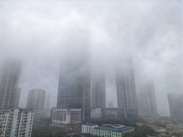 The top of the Landmark 72 building on Phạm Hùng Street and neighbouring skyscrapers were nearly completely obscured by the thick fog on Tuesday. — VNA/VNS Photo Tuấn Anh