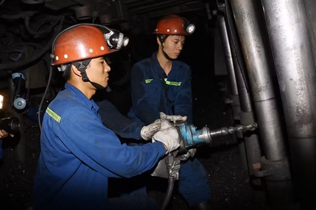 Workers at a mine of Vàng Danh Coal Joint Stock Company, a member of Vinacomin. Vàng Danh Coal (TVD)’s net profit reached VNĐ148 billion in Q4 of 2022, doubling the same period of 2021. Photo vinacomin.vn