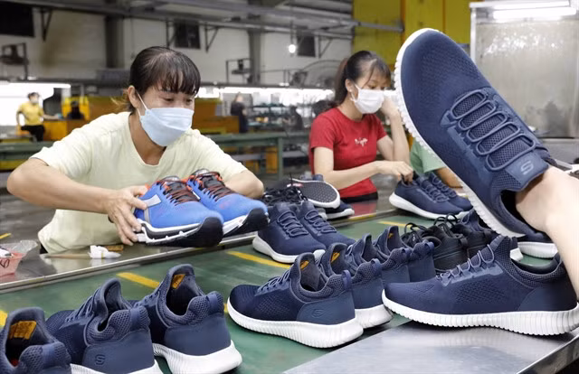 In the long term, the garment, textiles, leather and footwear sectors are still key export industries of the economy. VNA/VNS Photo Trần Việt