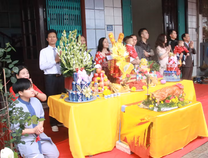 Local people held ceremonies in their families and neighborhoods to commemorate the merits, life and career of Monsignor Hung Nhuong Vuong Tran Quoc Tang and generals of the Tran Dynasty.