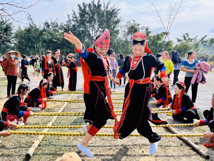 Dao Thanh Y women look bright and cheeful in their traditional costume.