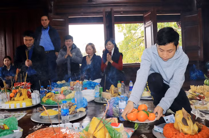 Local people bring their banquets to the communal house to offer incense to the village's God and pray for a new year of peace and prosperity.